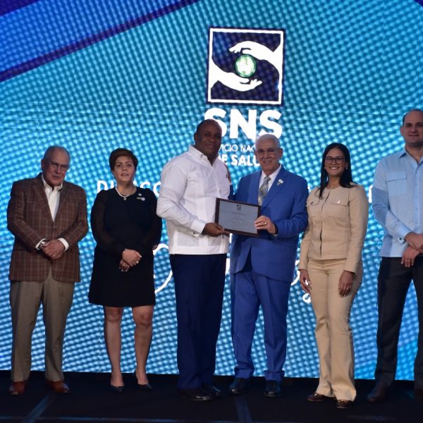 Hospital Regional Ing. Luis L. Bogaert recibe reconocimiento en el Día Nacional del Odontólogo