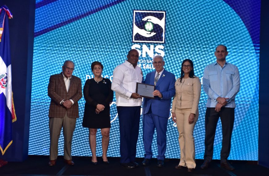 Hospital Regional Ing. Luis L. Bogaert recibe reconocimiento en el Día Nacional del Odontólogo