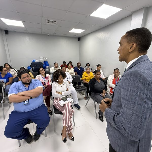 Colaboradores del Hospital Regional Ing. Luis L. Bogaert reciben capacitaci&oacute;n en Administraci&oacute;n P&uacute;blica