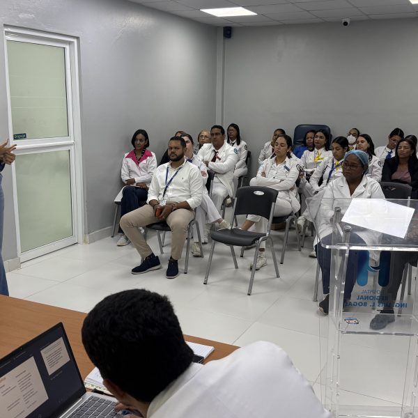 Hospital Regional Ing. Luis L. Bogaert realiza conferencia &ldquo;C&oacute;digo Rojo&rdquo; para fortalecer respuesta ante emergencias obst&eacute;tricas