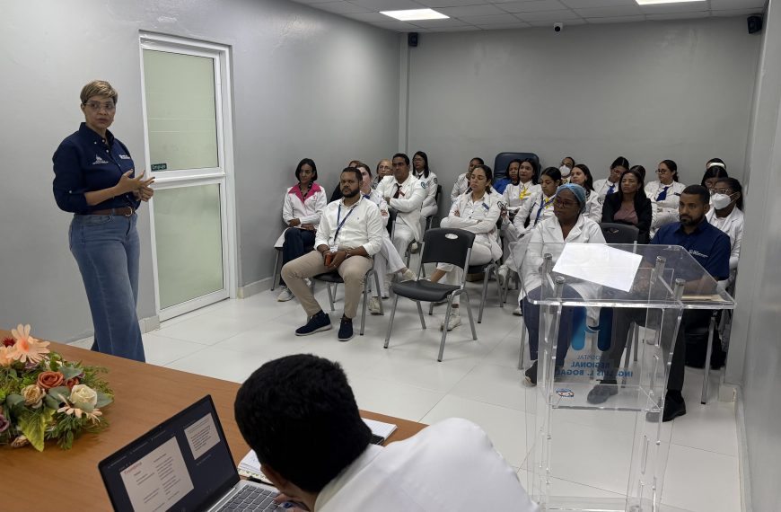 Hospital Regional Ing. Luis L. Bogaert realiza conferencia &ldquo;C&oacute;digo Rojo&rdquo; para fortalecer respuesta ante emergencias obst&eacute;tricas